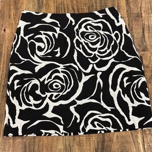 Ann Taylor Black & White Floral Skirt – Size 4P Petite